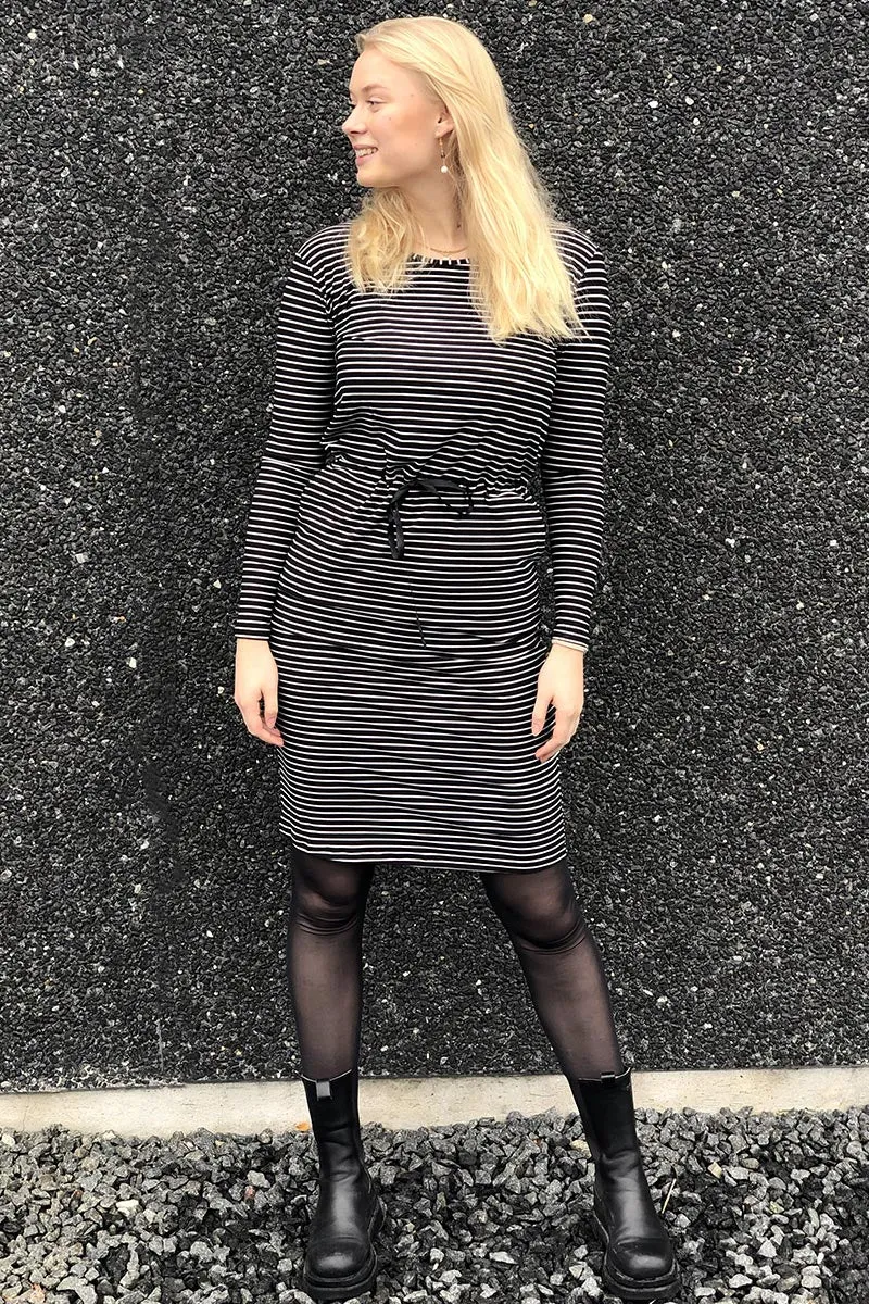 Alma Dress5 | Black / White | Kjole med bindebånd fra Liberté