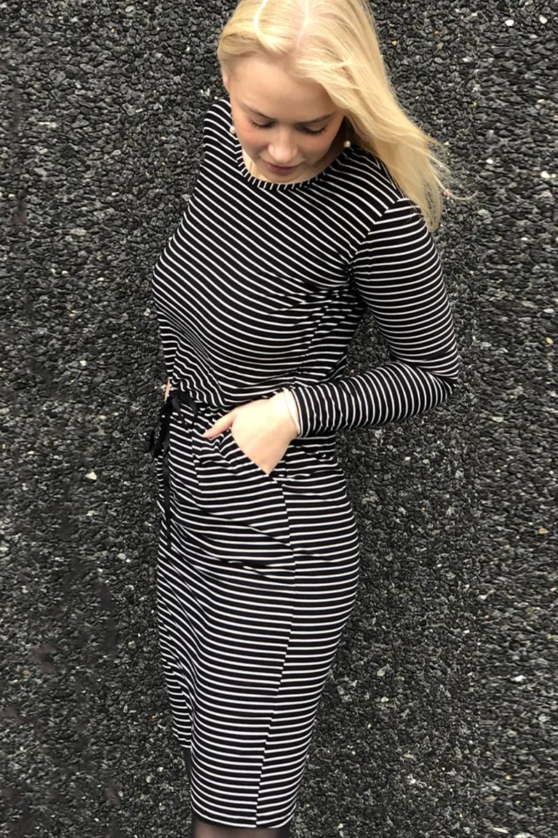 Alma Dress5 | Black / White | Kjole med bindebånd fra Liberté