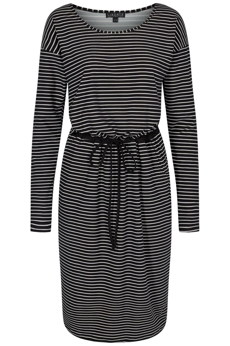 Alma Dress5 | Black / White | Kjole med bindebånd fra Liberté